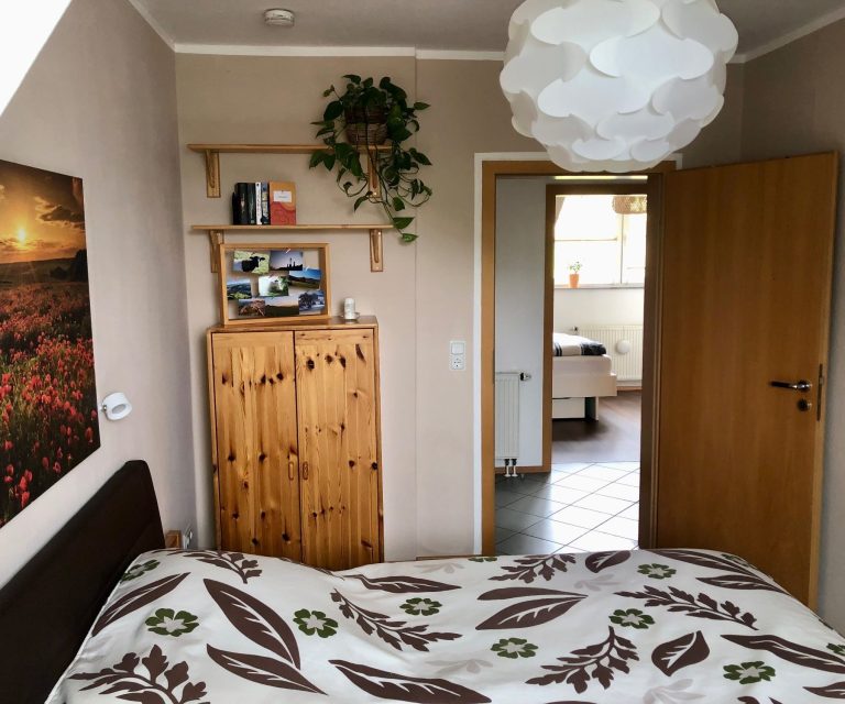 Gemütliches Zimmer mit Bett, Holzmöbel